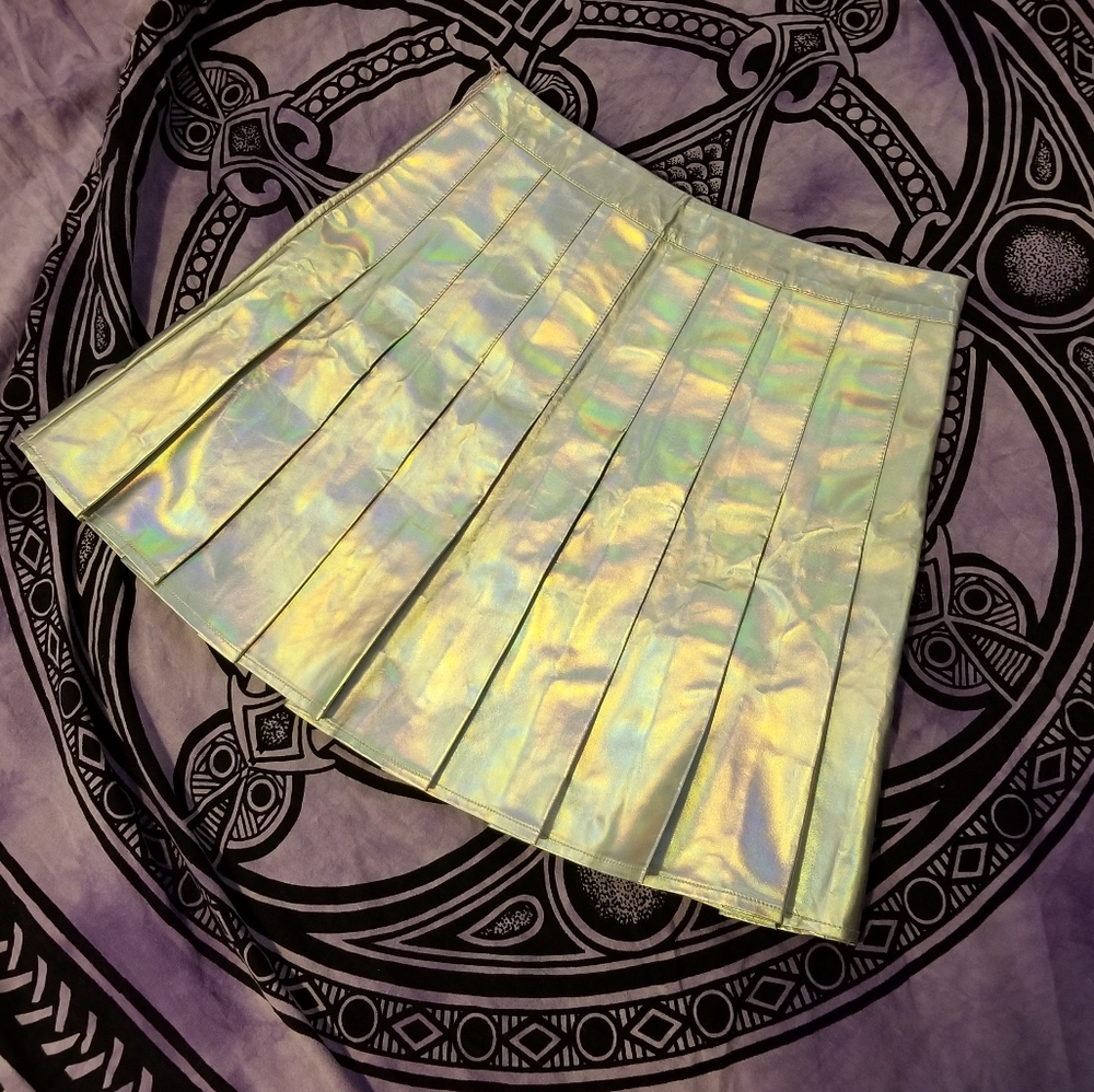 NWOT Silver Holographic pleated mini skirt